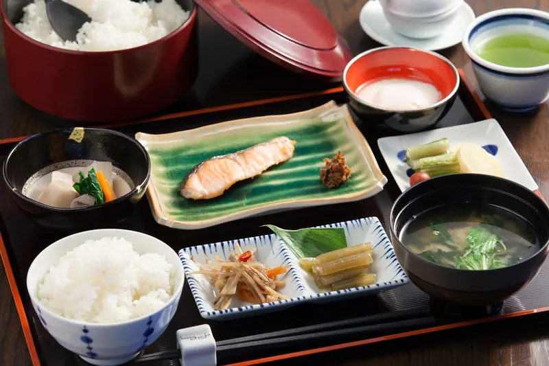 焼き魚・小鉢・お漬物が並ぶ朝食の膳