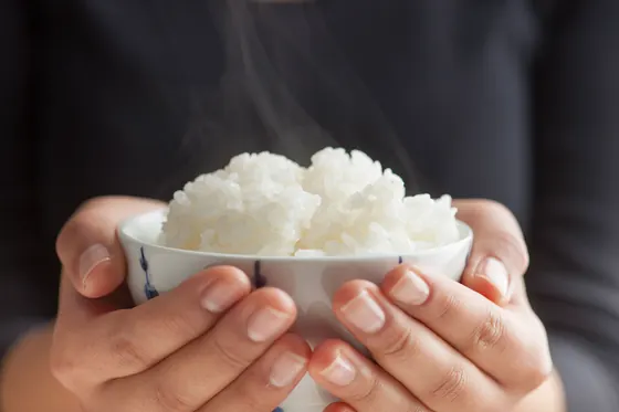 両手でご飯茶碗を持つ様子