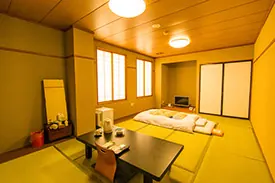 12畳の和室。座卓と布団のある客室